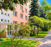 Wohnhaus in der Rumančeková-Straße in Bratislava - Ružinov, umgeben von Grünflächen und Bäumen.