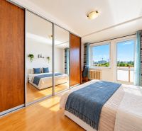 Helles Schlafzimmer mit großem Einbauschrank und Aussicht in einer 3-Zimmer-Wohnung.