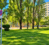 Grünfläche und Spielplatz in der Rumančekova-Straße in Bratislava - Ružinov bei 3-Zimmer-Wohnungen.