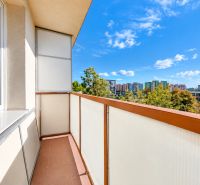 Loggia einer Drei-Zimmer-Wohnung mit Blick auf die Rumančeková-Straße in Bratislava - Ružinov.