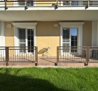 Der Balkon der 2-Zimmer-Wohnung in der Parná-Straße in der Stadt Komárno mit Blick auf das Grün.