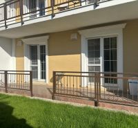 2-Zimmer-Wohnung in der Parna-Straße in Komárno mit Terrasse und grünem Rasen.