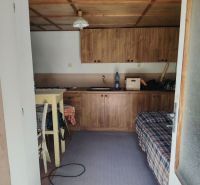 Innenraum einer Garage mit Holzküchenzeile und Decke in einem Einfamilienhaus.