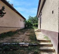Ein Einfamilienhaus in Tvrdošovce mit einem Hof, wo eine Treppe zwischen zwei Gebäuden führt.