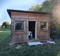 Eine Holzhütte mit Garten in der Tatranská-Straße in Zlaté Moravce an einem sonnigen Tag.