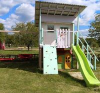 Spielplatz mit Rutsche im Garten auf der Tatranská 201 in Zlaté Moravce.