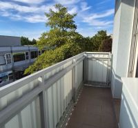 Der Balkon einer der Wohnungen in der Straße 8. mája in Piešťany.