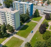 Wohnblocks und Grünflächen in der Straße 8. mája in Piešťany.
