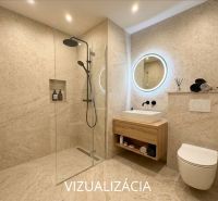 Badezimmer in einer Einzimmerwohnung mit verglaster Duschkabine und beleuchtetem Spiegel.