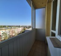 Der Balkon eines Einzimmerapartments mit Blick auf die Bystrická-Straße in Pezinok, sonniger Tag.