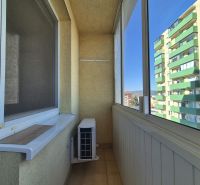 Veranda in einer Einzimmerwohnung mit Klimaanlage und Blick auf Wohnblocks.