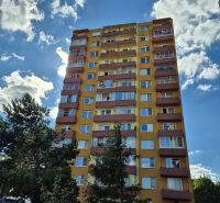 Bystrická Straße in Pezinok, Plattenbau-Wohnhaus zum Verkauf, geeignet für ein Einzimmerapartment.
