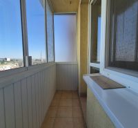 Balkon in einem Einzimmerapartment mit Blick auf die Bystrická-Straße in Pezinok.