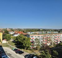 Blick auf die Bystrická-Straße in Pezinok mit Garçonnièren und Grünflächen.