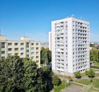 Blick auf Wohnblöcke und Grünflächen in Trnava, ideal für eine 3-Zimmer-Wohnung.