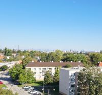 Blick auf ein Wohnviertel und Grünflächen, Trnava, aus der Höhe, geeignet für eine 3-Zimmer-Wohnung.