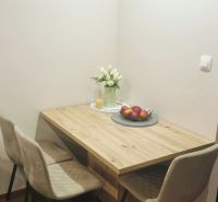 Essbereich in einer 3-Zimmer-Wohnung mit Holzboden und Dekorationen.