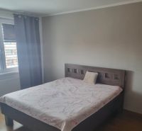 Schlafzimmer in einer 3-Zimmer-Wohnung mit einem Bett und einem Boden in Holzoptik.