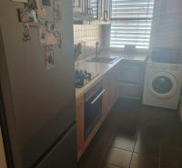 Küche in einer 3-Zimmer-Wohnung mit Kühlschrank, Herd und Waschmaschine.