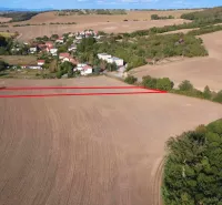 Landwirtschaftliche und forstwirtschaftliche Grundstücke in Podhájska mit Blick auf die umliegenden Felder und Grünflächen.