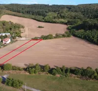 Landwirtschaftliche und forstwirtschaftliche Grundstücke in Podhájska mit sichtbarer Abgrenzung, umgeben von Wäldern.