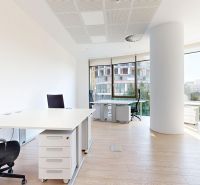 Moderne Büros mit hellen Wänden und Böden in Holzoptik.