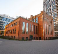 Die Außenansicht der Čulenova in Bratislava - Staré Mesto mit Ziegelgebäuden und moderner Architektur.