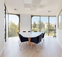 Kantine in Büros mit Holzdekorboden und großen Fenstern.