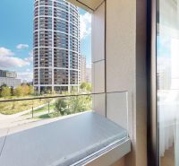 Blick aus einer 2-Zimmer-Wohnung auf moderne Gebäude und Grünflächen in Bratislava - Altstadt, Továrenská.