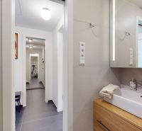 Badezimmerinterieur in einer 2-Zimmer-Wohnung mit Waschbecken und Spiegelschrank.