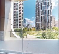 Blick vom Balkon auf moderne Hochhäuser zwischen Grünflächen in Bratislava.