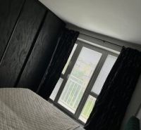 Schlafzimmer in einer 2-Zimmer-Wohnung mit Bett und Fenster, geprüft von einer Immobilienagentur.