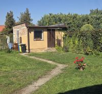 Garten mit Schuppen und Rasen bei einem Einfamilienhaus in Trnava.