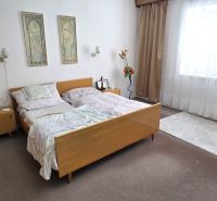 Schlafzimmer in einem Einfamilienhaus mit Bett, Kleiderschrank und Dekorationen.