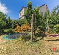 Garten mit Trampolin und Hängematte in der Čajakova-Straße in Bratislava-Neue Stadt.