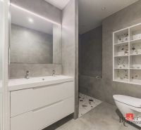 Badezimmer in einer 3-Zimmer-Wohnung mit Spiegel und Duschkabine, neutrale Farbtöne.