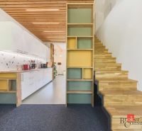 Küche mit weißen Schränken und Holzboden in einer 3-Zimmer-Wohnung.