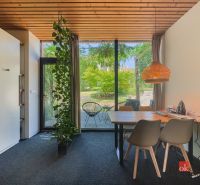 Essbereich in einer 3-Zimmer-Wohnung mit großen Fenstern und Garten.
