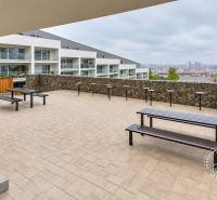 Die Terrasse des Wohnkomplexes auf Pod Vtáčnikom in Bratislava mit Blick auf die Stadt.