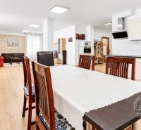 Esszimmer und Küche mit Holzboden in einer Zweizimmerwohnung.