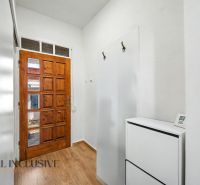 Eingangshalle in einem Einfamilienhaus mit Holztüren und einem Boden in Holzoptik.