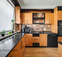 Eine Küche in einem Einfamilienhaus mit Holzdekor und moderner Ausstattung.