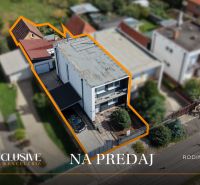 Ein Einfamilienhaus in Trstice mit markiertem Grundstück und umliegender Bebauung.