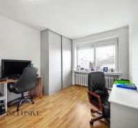 Heimbüro mit Computer und Holzboden in einem Einfamilienhaus.