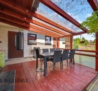 In Trstice ein Einfamilienhaus mit Terrasse, Tisch, Stühlen und einem Grillkamin.