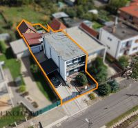 Einfamilienhaus in Trstice auf einem Luftbild, mit markierten Grundstücksgrenzen.