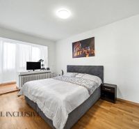 Schlafzimmer mit Holzdekorboden und Bild in einem Einfamilienhaus.