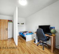 Kinderzimmer in einem Einfamilienhaus mit Schreibtisch und Boden in Holzoptik.