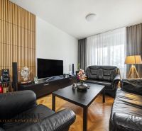 Wohnzimmer eines Einfamilienhauses mit Ledersofas und Holzboden.