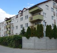 Wohnhaus in der Družstevná-Straße in Hamuliakovo, umgeben von Grünflächen.